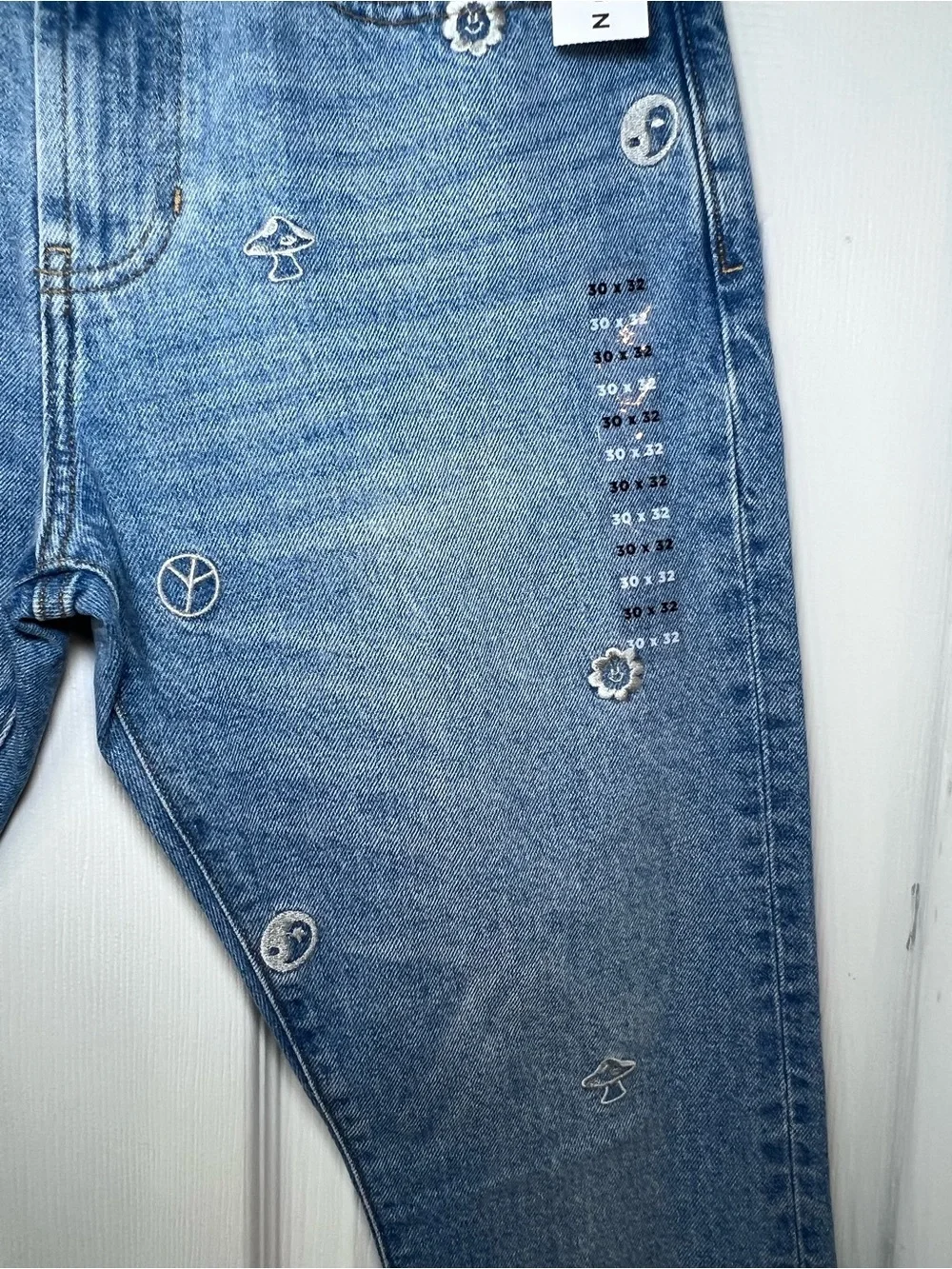 PacSun Medium Blue Embroidered Motif Jeans Slim Taper Size 30x32 NWT .